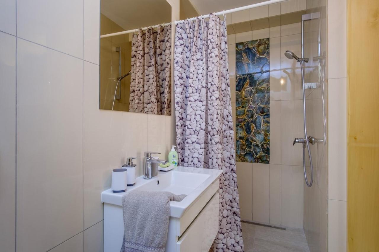 Elegant Apartment Iris マリ・ロシニュ エクステリア 写真
